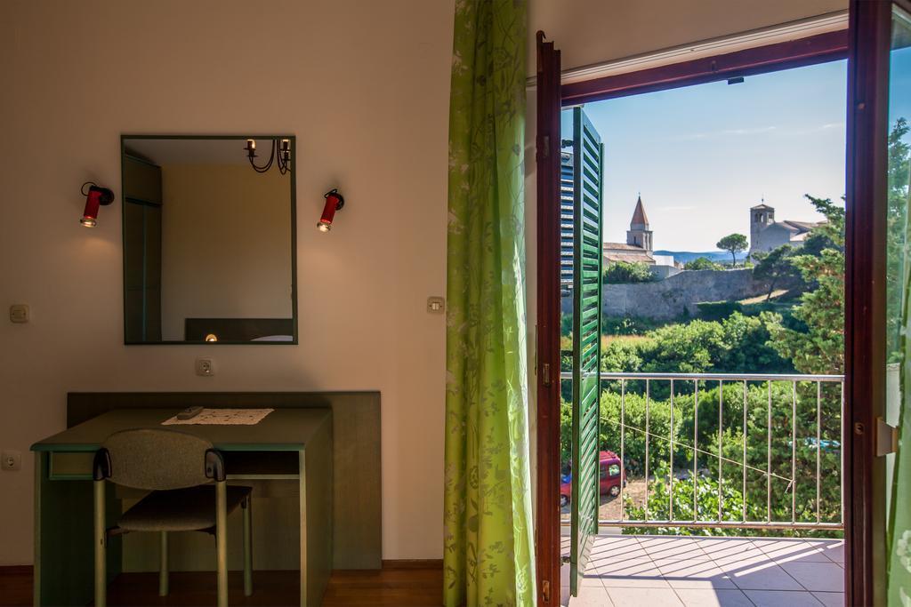 Apartments Delfin Krk Town Bagian luar foto